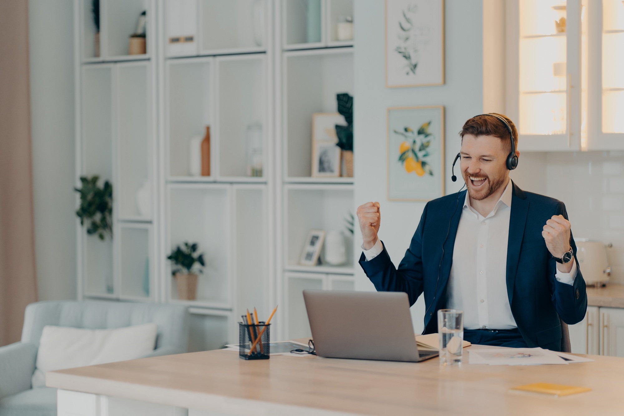 Ejecutivo celebrando un logro